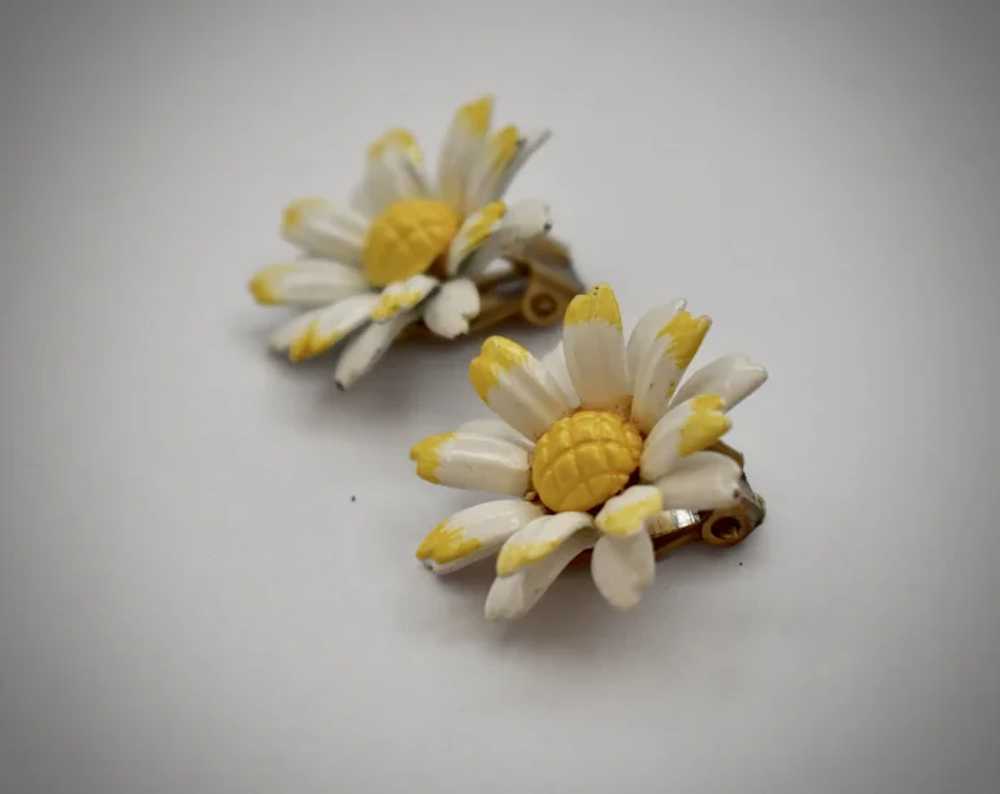 c1960s White & Yellow Enamel Metal Daisy Flower 1… - image 3