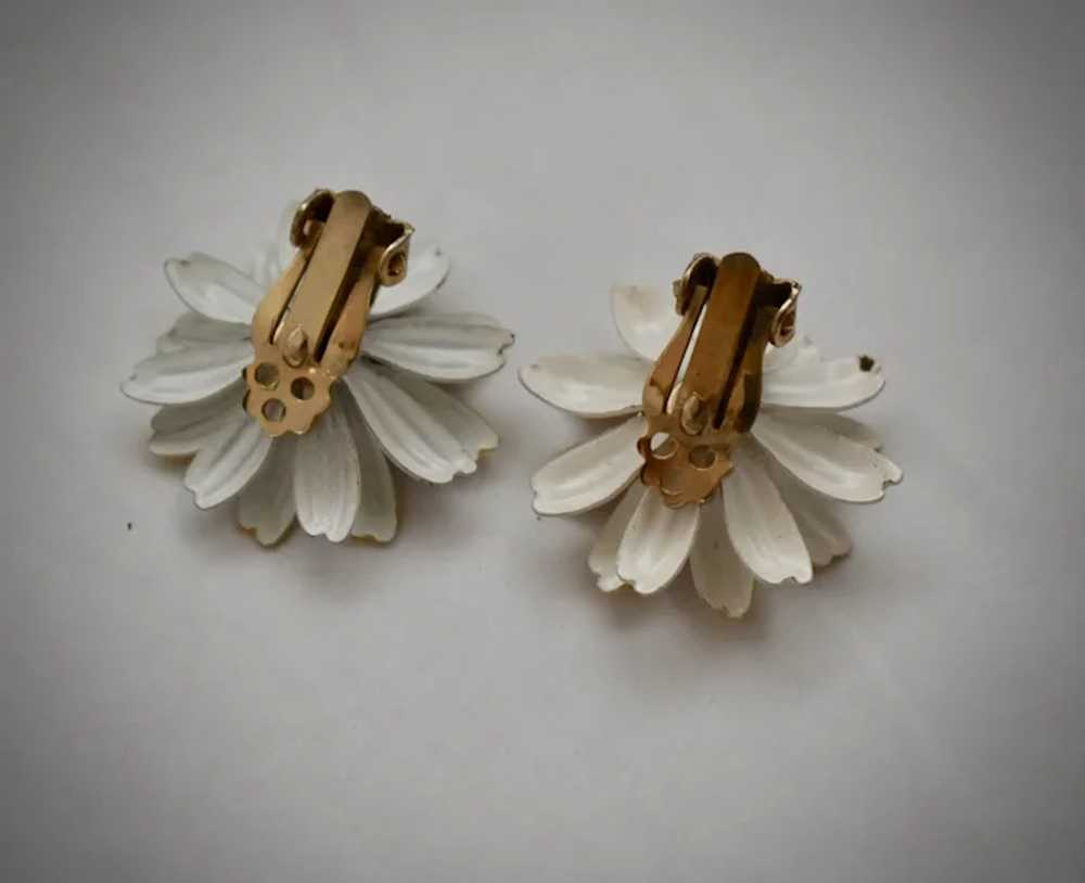 c1960s White & Yellow Enamel Metal Daisy Flower 1… - image 4