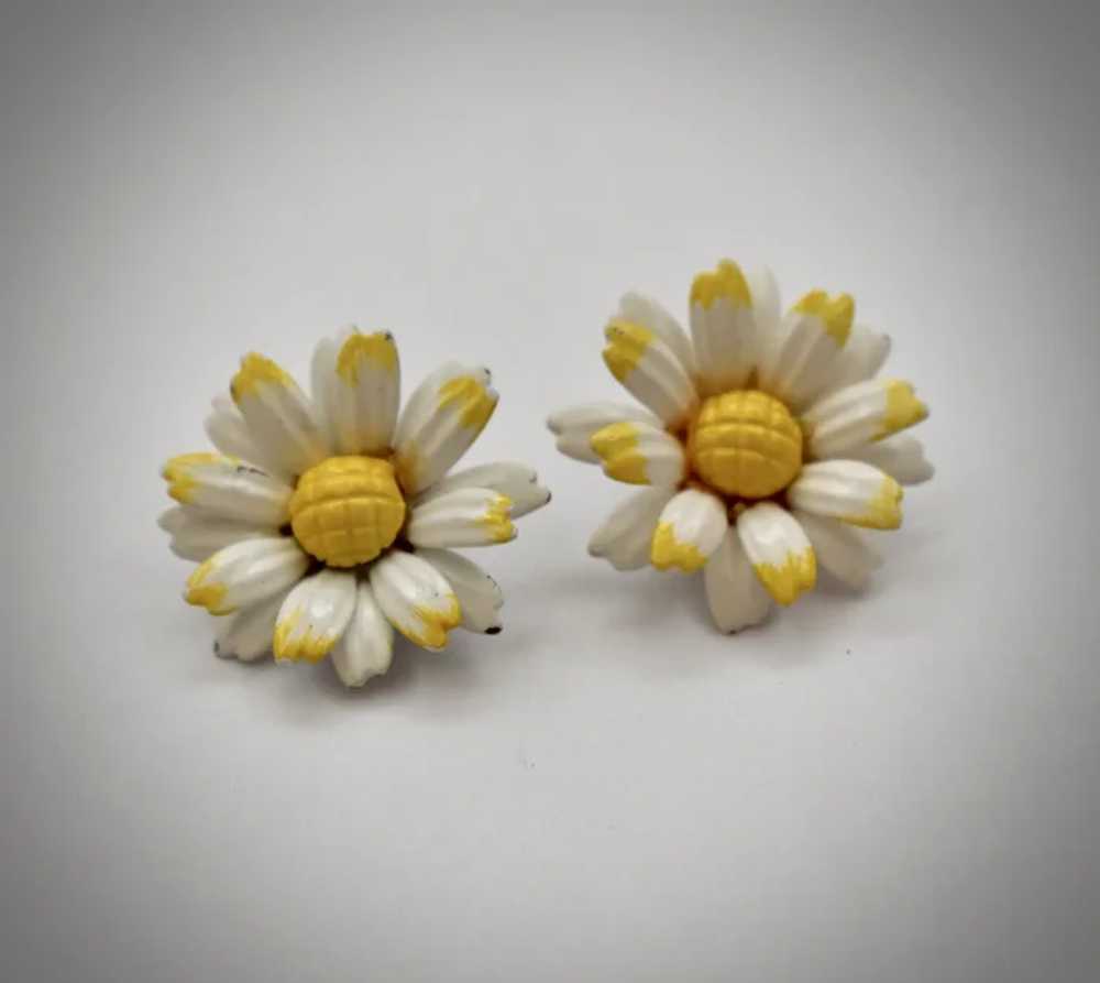 c1960s White & Yellow Enamel Metal Daisy Flower 1… - image 5