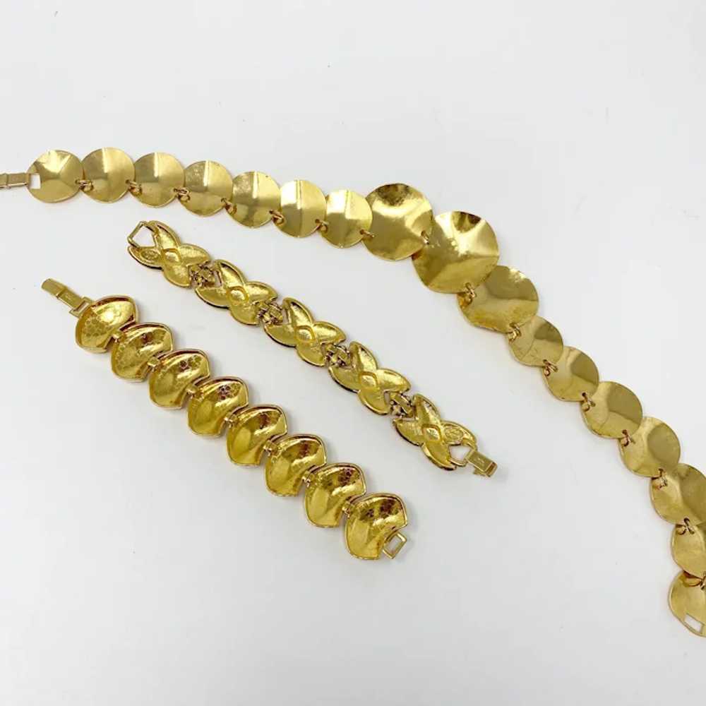 531 Two vintage gold tone Napier bracelets and a … - image 6