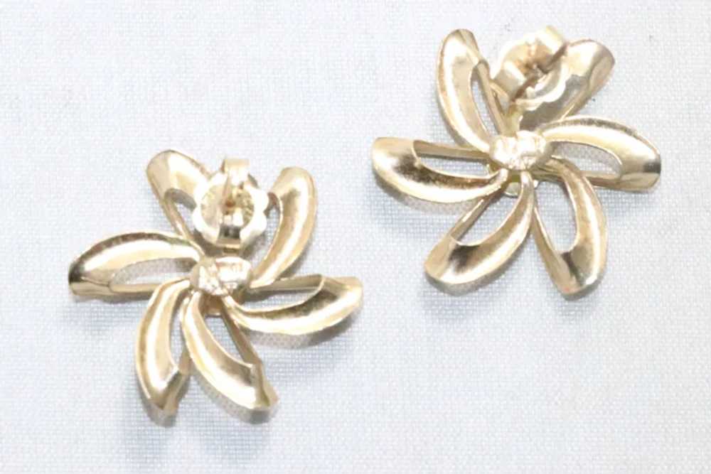 Vintage 14KT Yellow Gold Flower Earrings - image 3