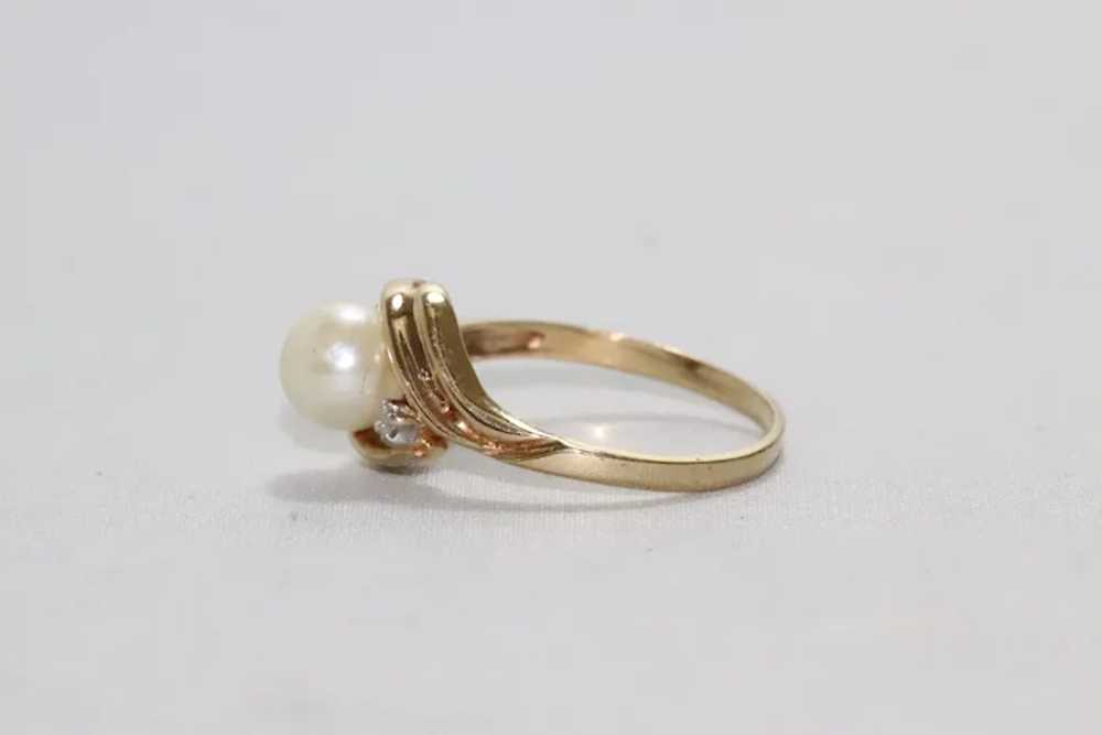 10 KT Yellow Gold Pearl and Diamond Ring - image 2