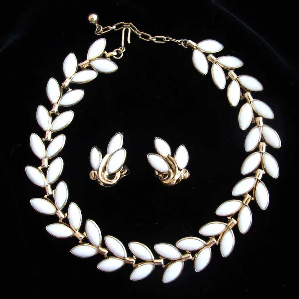 Crown Trifari Poured Winter White Glass Leaf shops Motif Vintage Choker Necklace