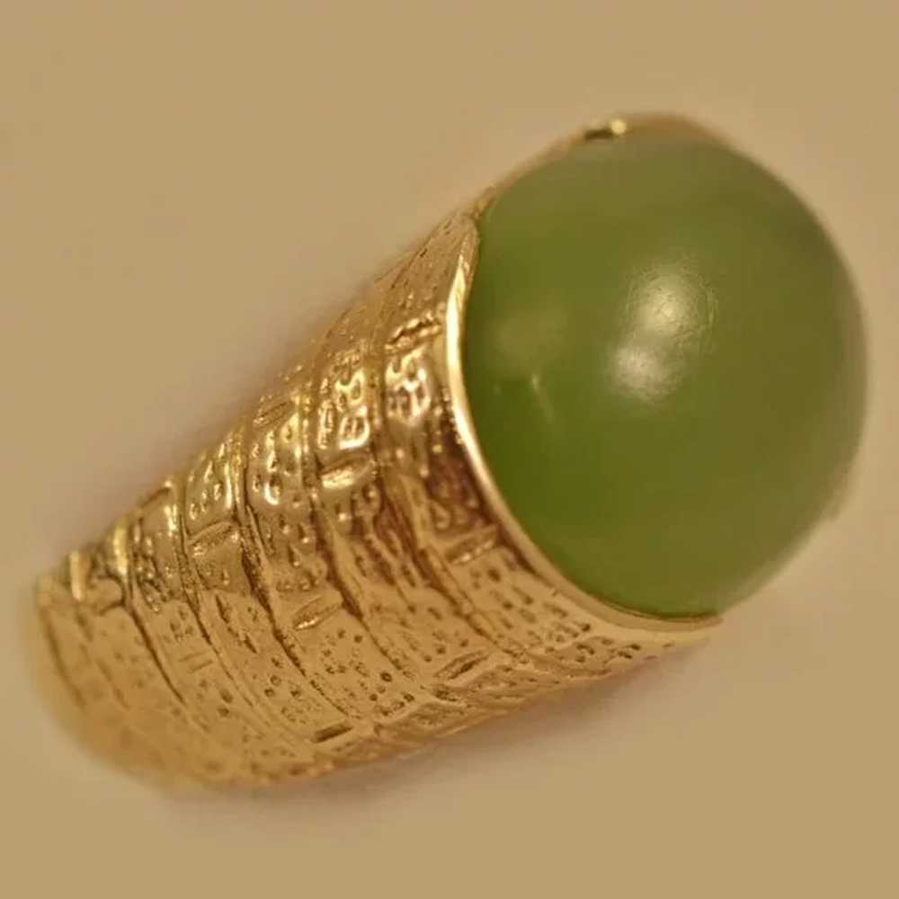 Dramatic 14K Gold and Jade Vintage Ring - image 5