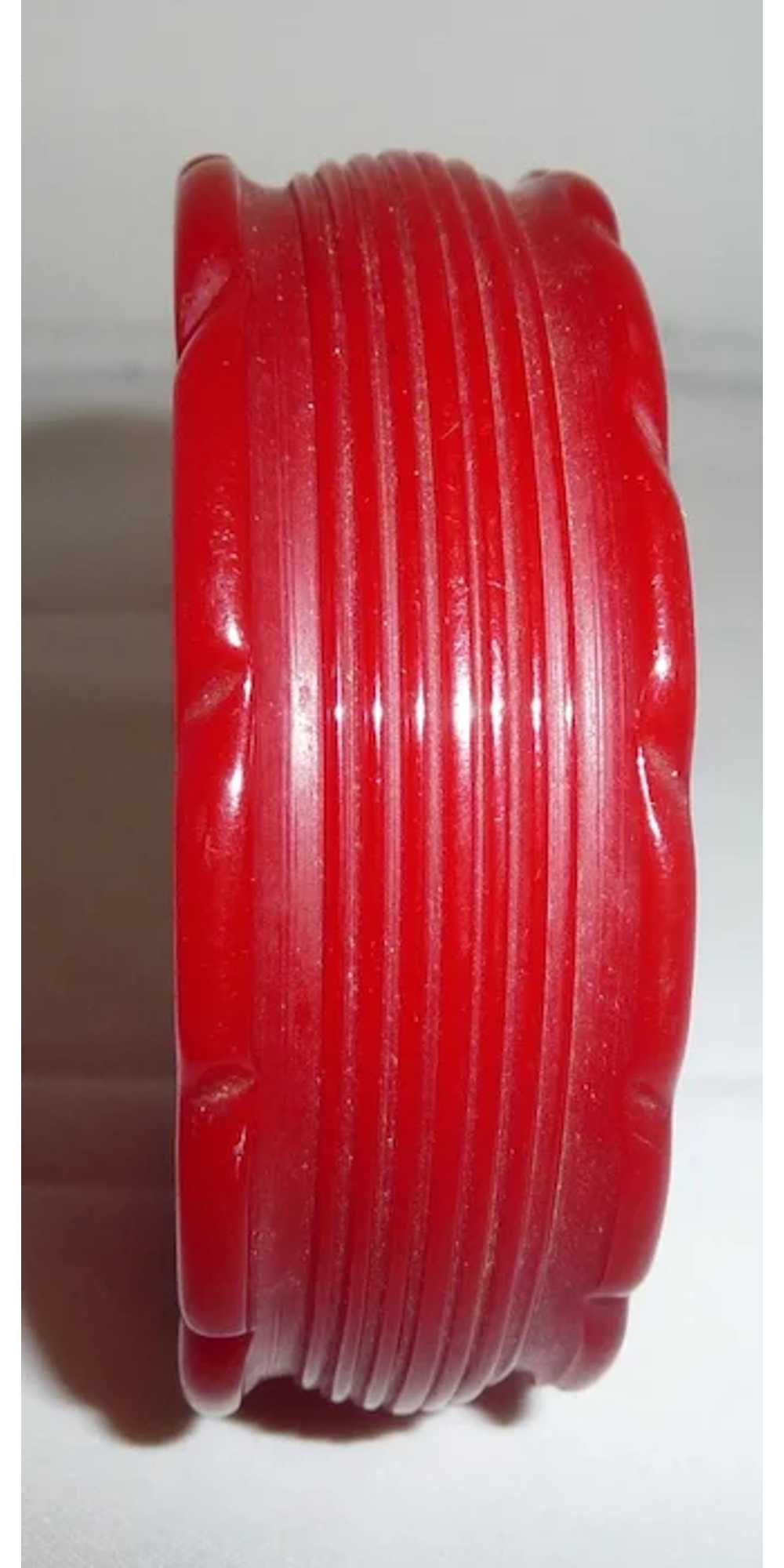 Red Bakelite Grooved Scalloped Carved Bangle Brac… - image 6