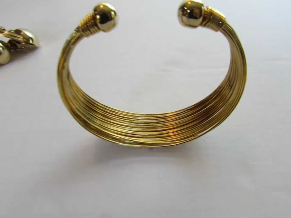 Mid-Century Modern Gold Tone Wire Bracelet and Ea… - image 4