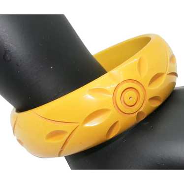 VINTAGE 40'S Bakelite bright Yellow Bracelet - image 1