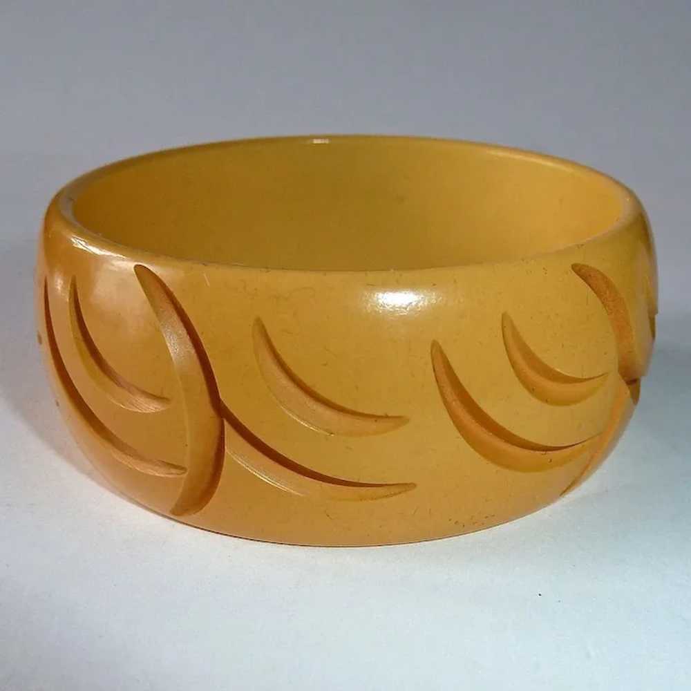 Bakelite Wide Carved Creamed Corn Bangle Bracelet - image 3