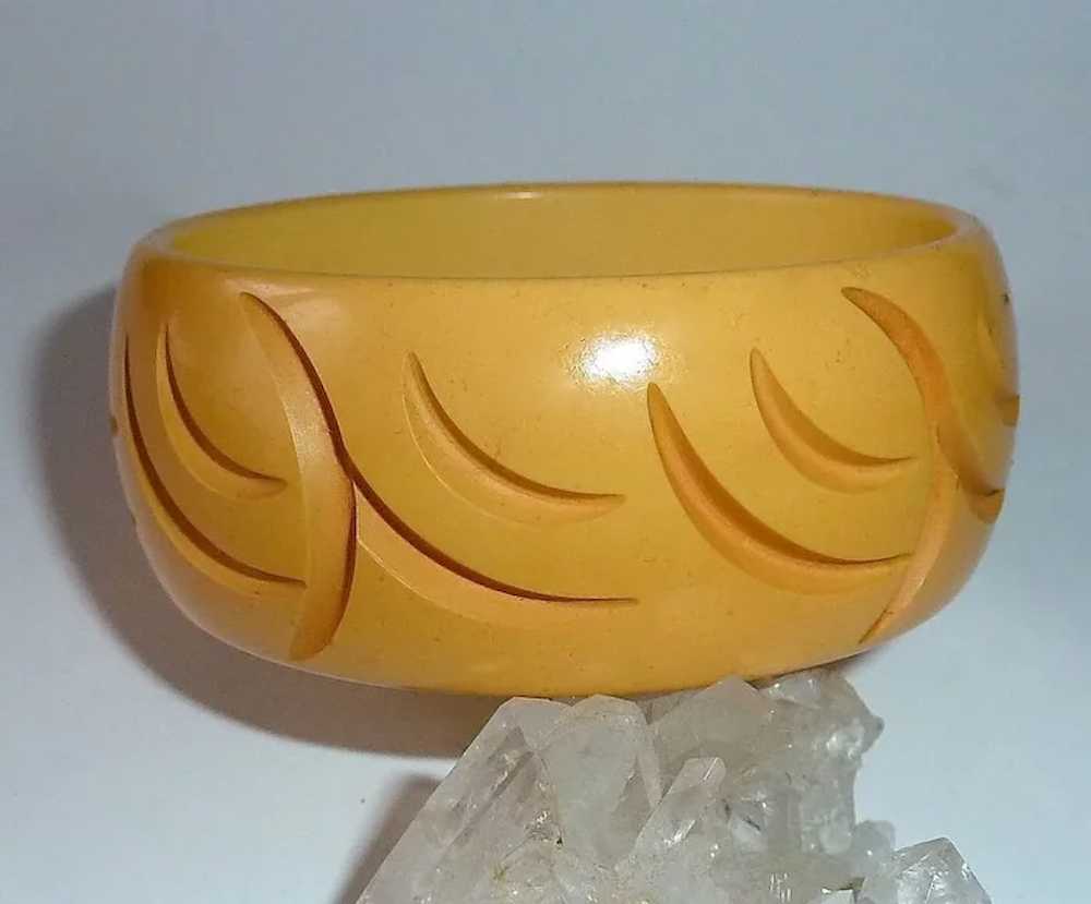 Bakelite Wide Carved Creamed Corn Bangle Bracelet - image 4