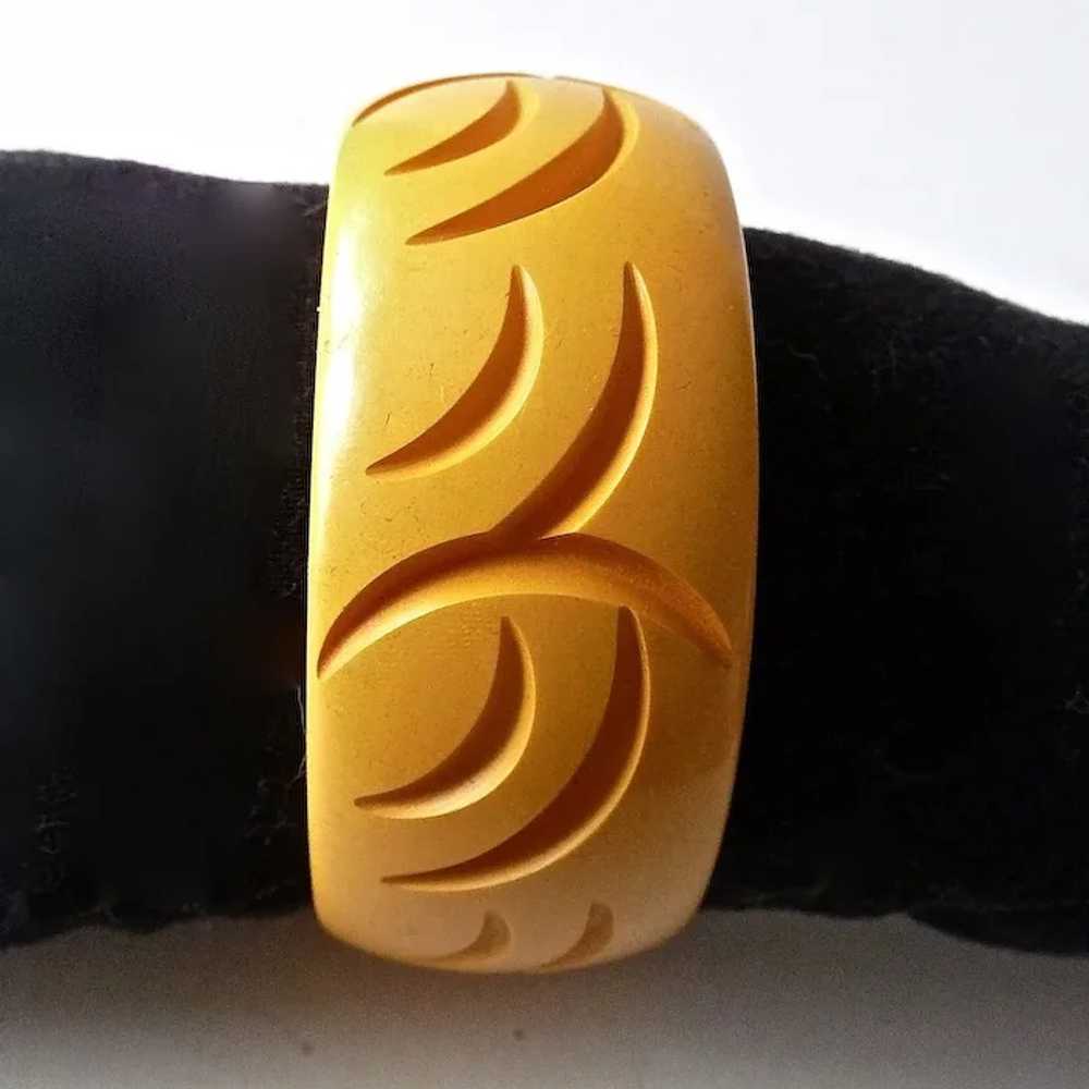 Bakelite Wide Carved Creamed Corn Bangle Bracelet - image 5