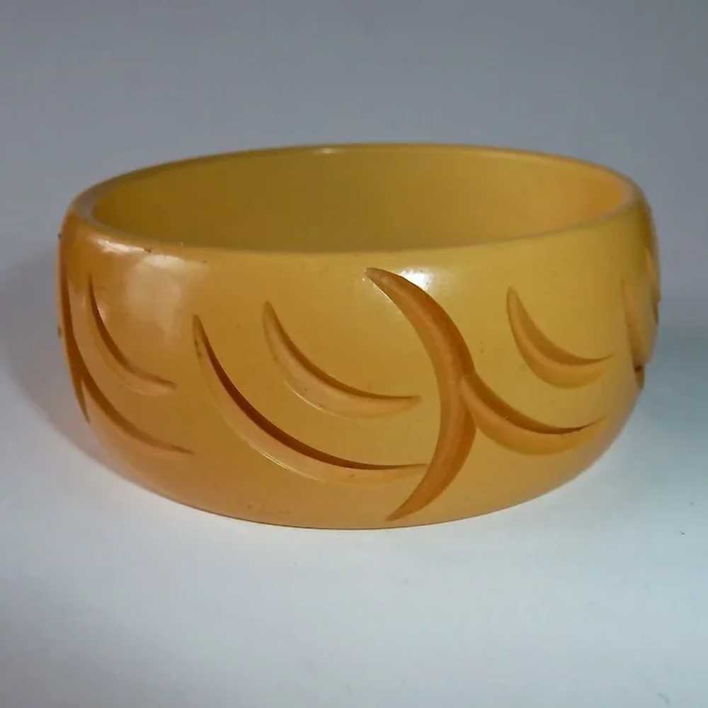 Bakelite Wide Carved Creamed Corn Bangle Bracelet - image 9
