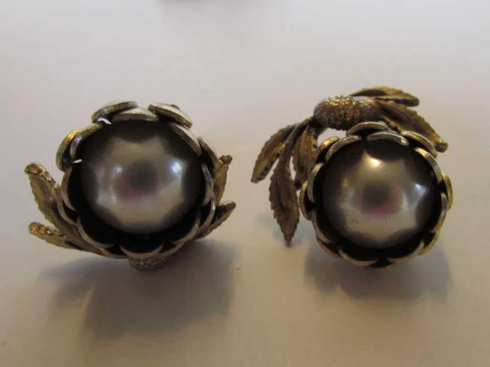 Vintage Pin and Earring Set in Goldtone and Faux … - image 5
