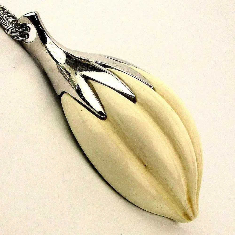 1960s TRIFARI Melon Ribbed Pendant Necklace - image 3