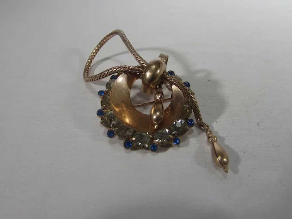 1940's Gold Tone Pin with Blue and Clear Crystals - image 6