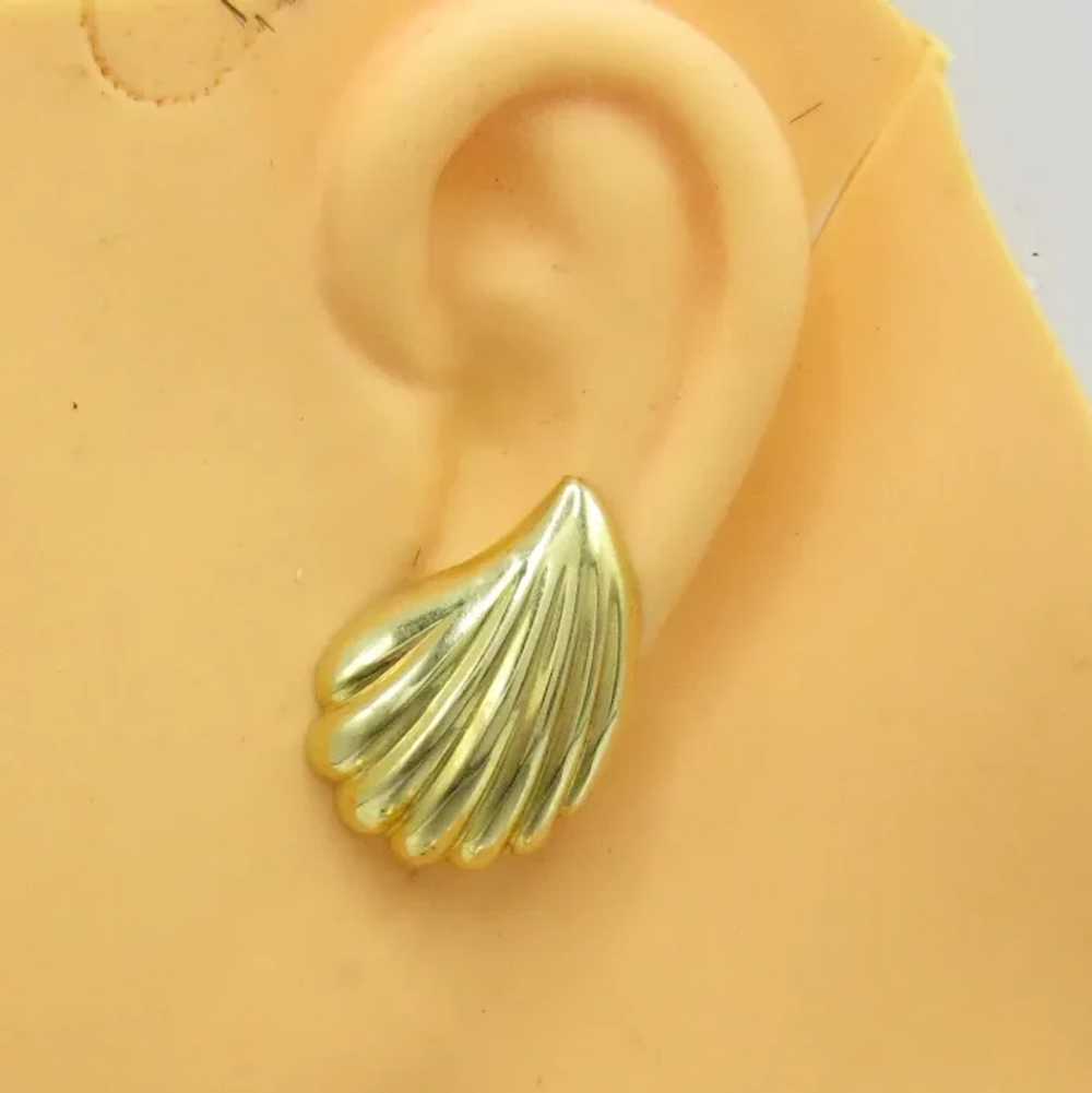 Vintage 14K Shell Yellow Gold Pierced Earrings - image 3