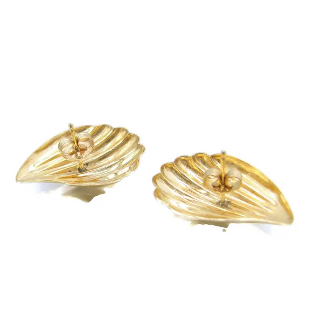 Vintage 14K Shell Yellow Gold Pierced Earrings - image 5