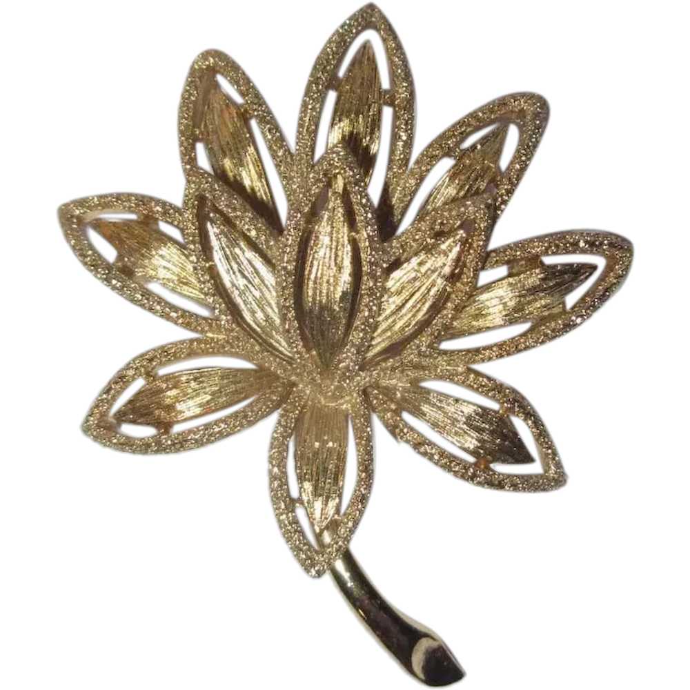 Vintage Leaf Pin / Brooch, Gold Toned Avon - image 1