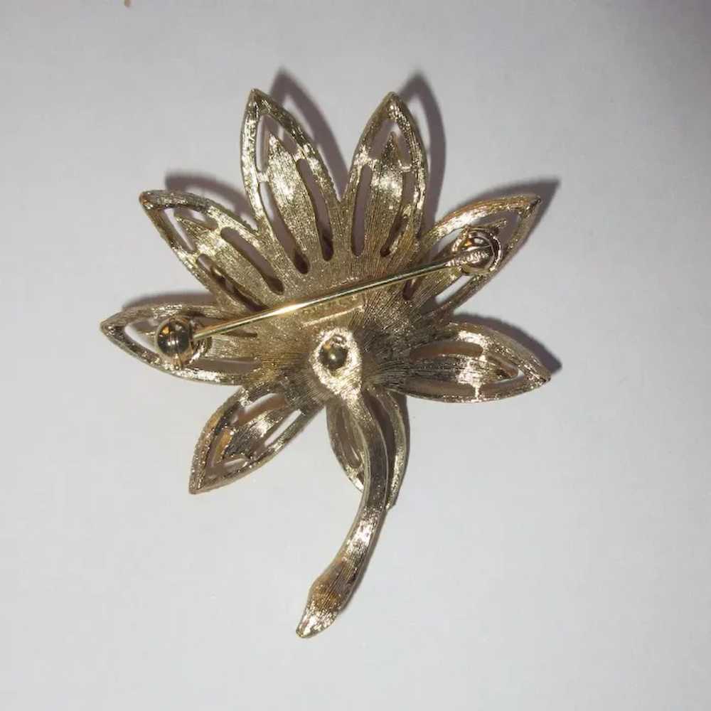 Vintage Leaf Pin / Brooch, Gold Toned Avon - image 3