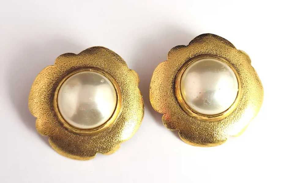 Vintage Chanel Faux pearl clip on earrings, Gold … - image 12