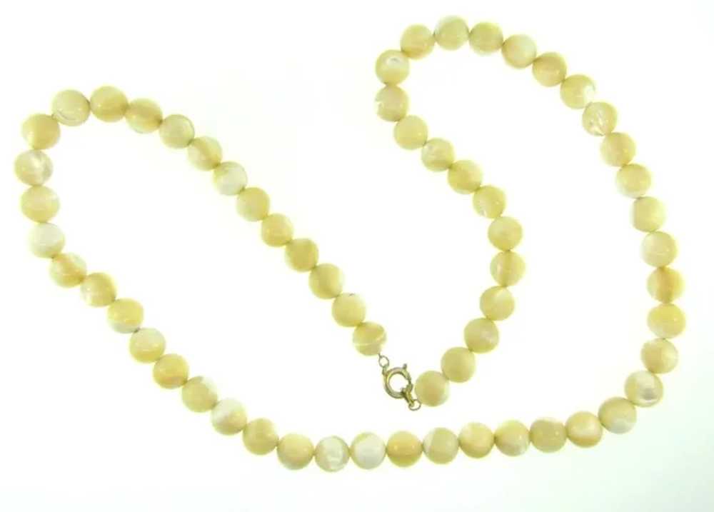 Vintage Mother of Pearl bead Necklace - image 4