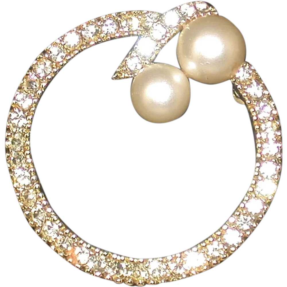 Vintage Rhinestone and Simulated Pearl Circle Pin - image 1