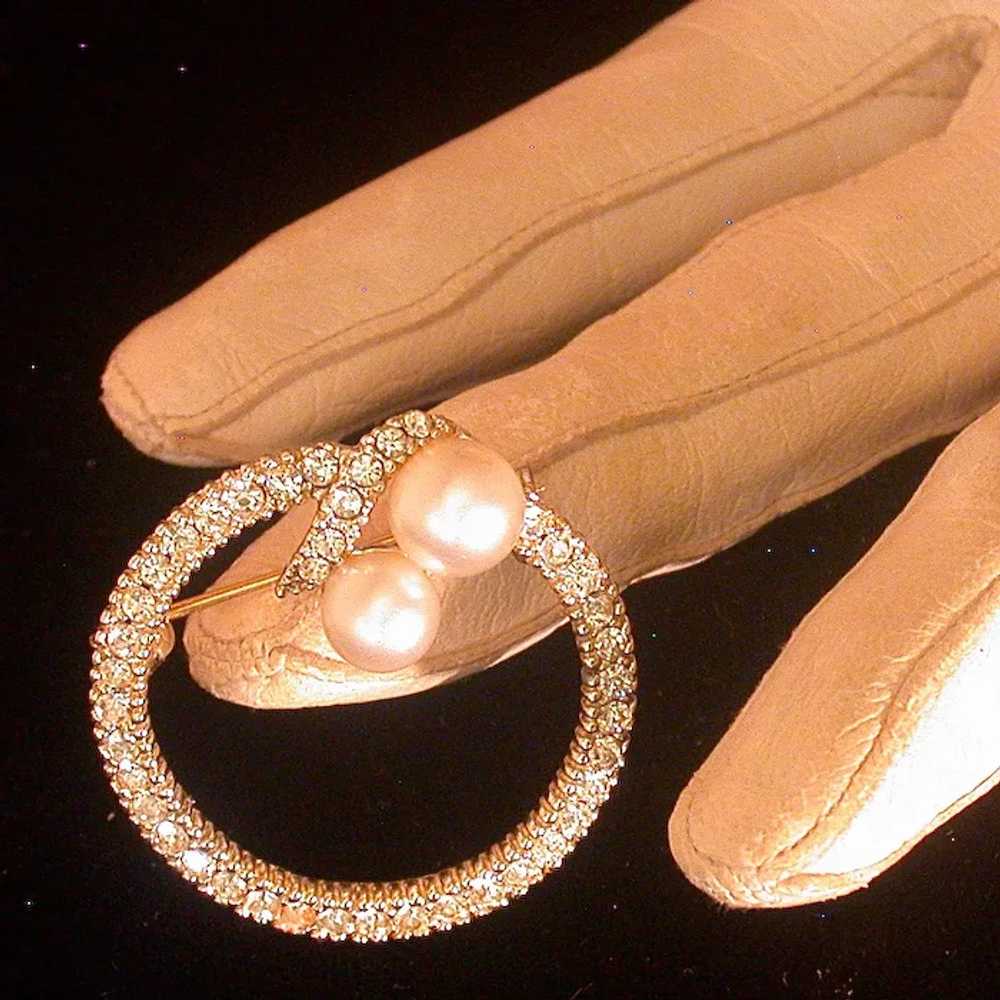 Vintage Rhinestone and Simulated Pearl Circle Pin - image 3