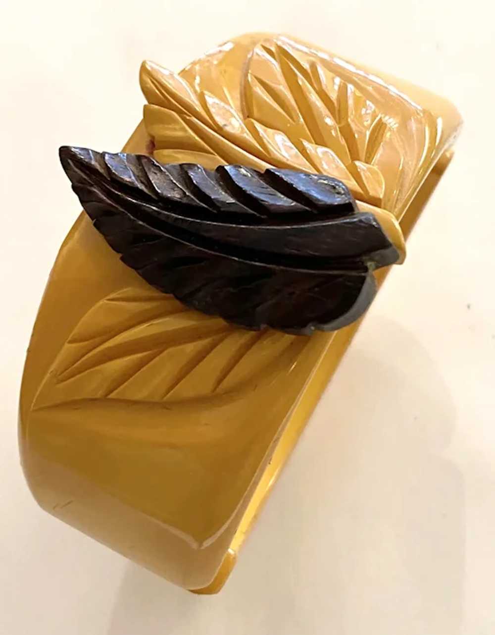 Cream/Wood 1930s Carved Bakelite Leaves Hinged Br… - image 2