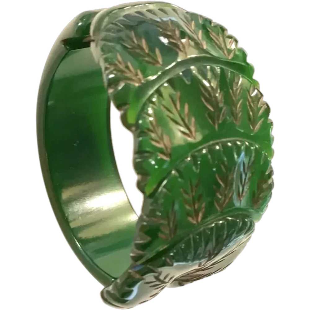 1930s Emerald Green Bakelite Heavy Leaf Carved Hi… - image 1