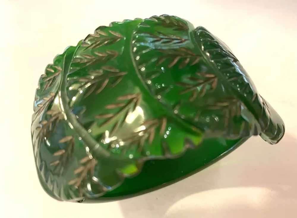 1930s Emerald Green Bakelite Heavy Leaf Carved Hi… - image 3