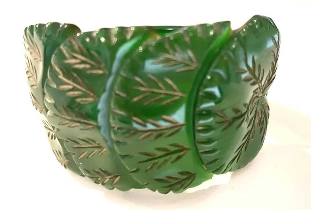 1930s Emerald Green Bakelite Heavy Leaf Carved Hi… - image 4