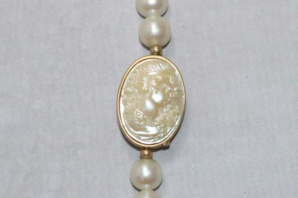 Vintage Cameo Necklace with imitation Pearls - image 3