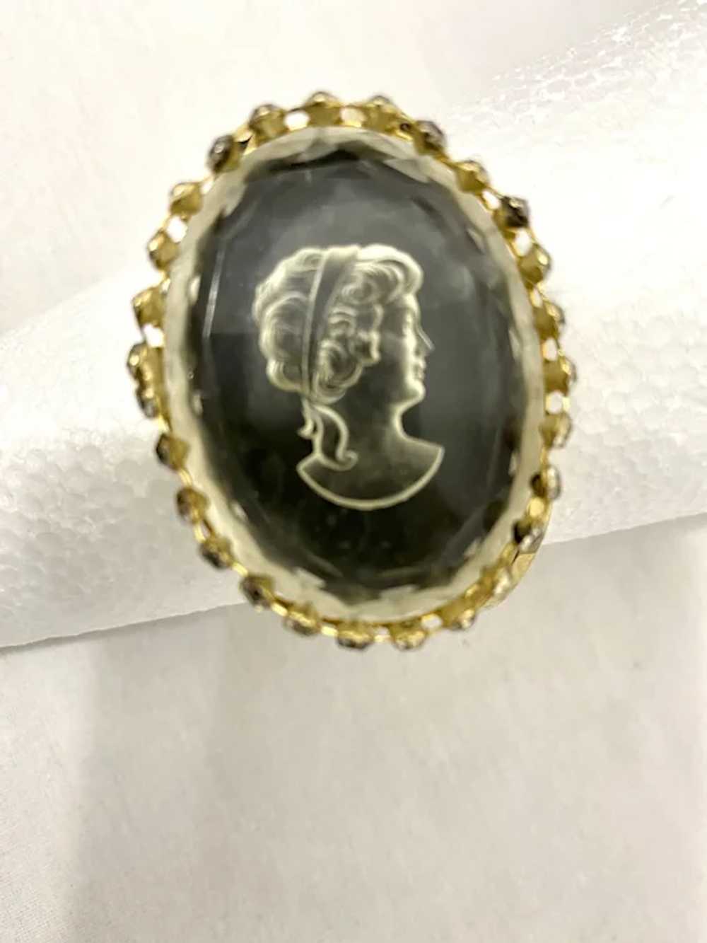 Vintage 1950’s Reverse Carved Glass Cameo Bangle … - image 3