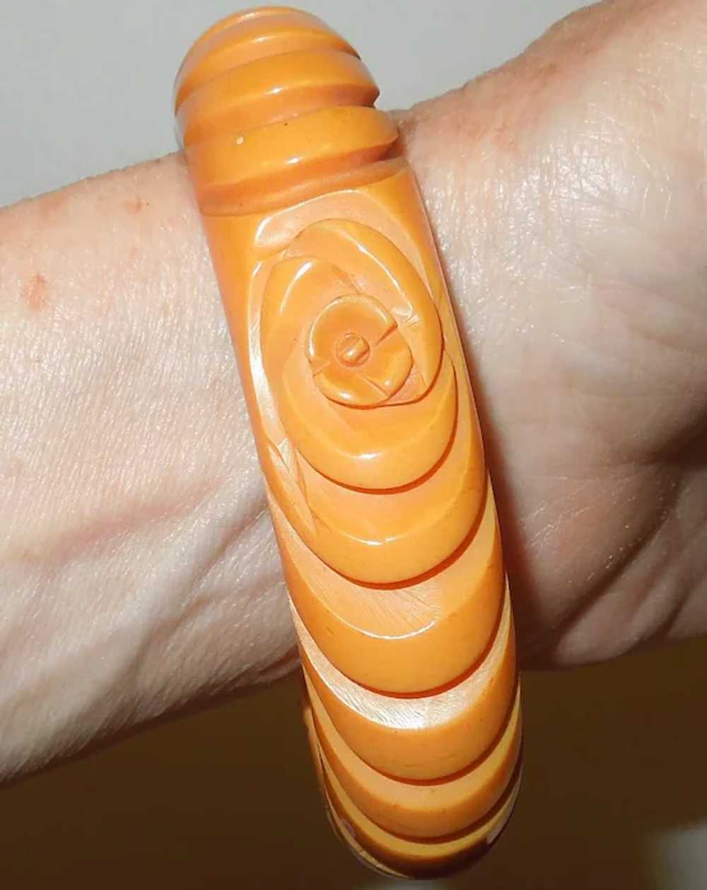 Gorgeous, Deeply Carved Vintage Bakelite Bangle - image 2