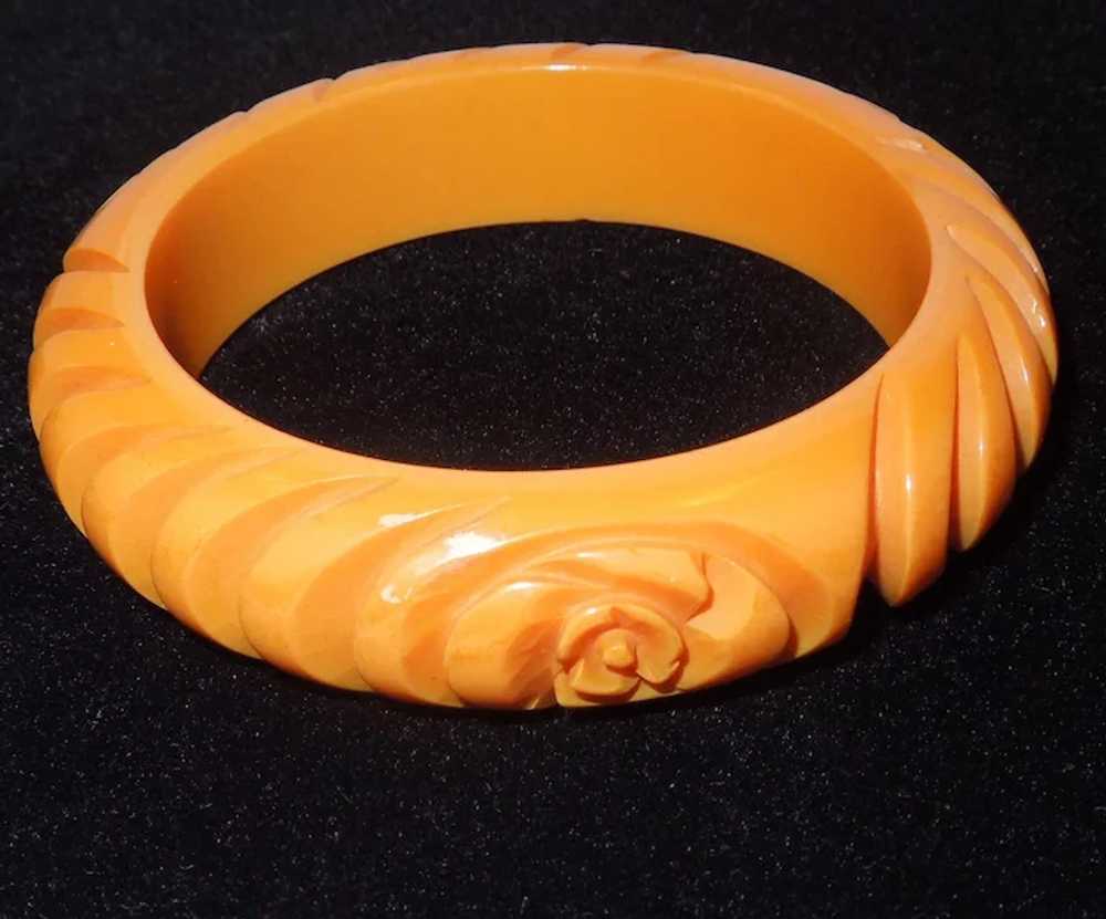 Gorgeous, Deeply Carved Vintage Bakelite Bangle - image 4