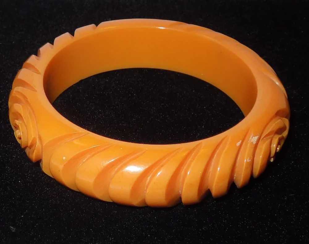 Gorgeous, Deeply Carved Vintage Bakelite Bangle - image 5