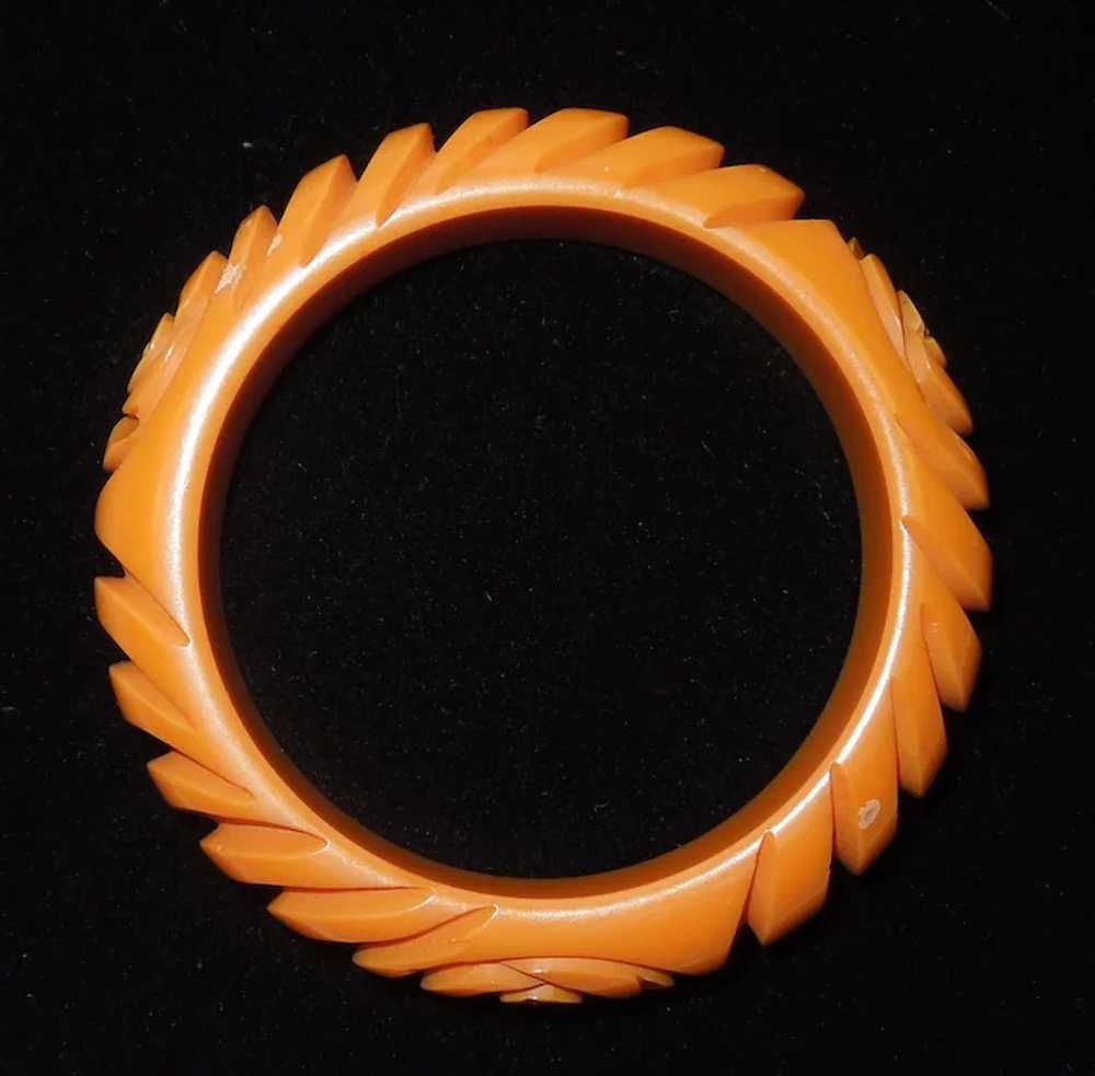 Gorgeous, Deeply Carved Vintage Bakelite Bangle - image 6