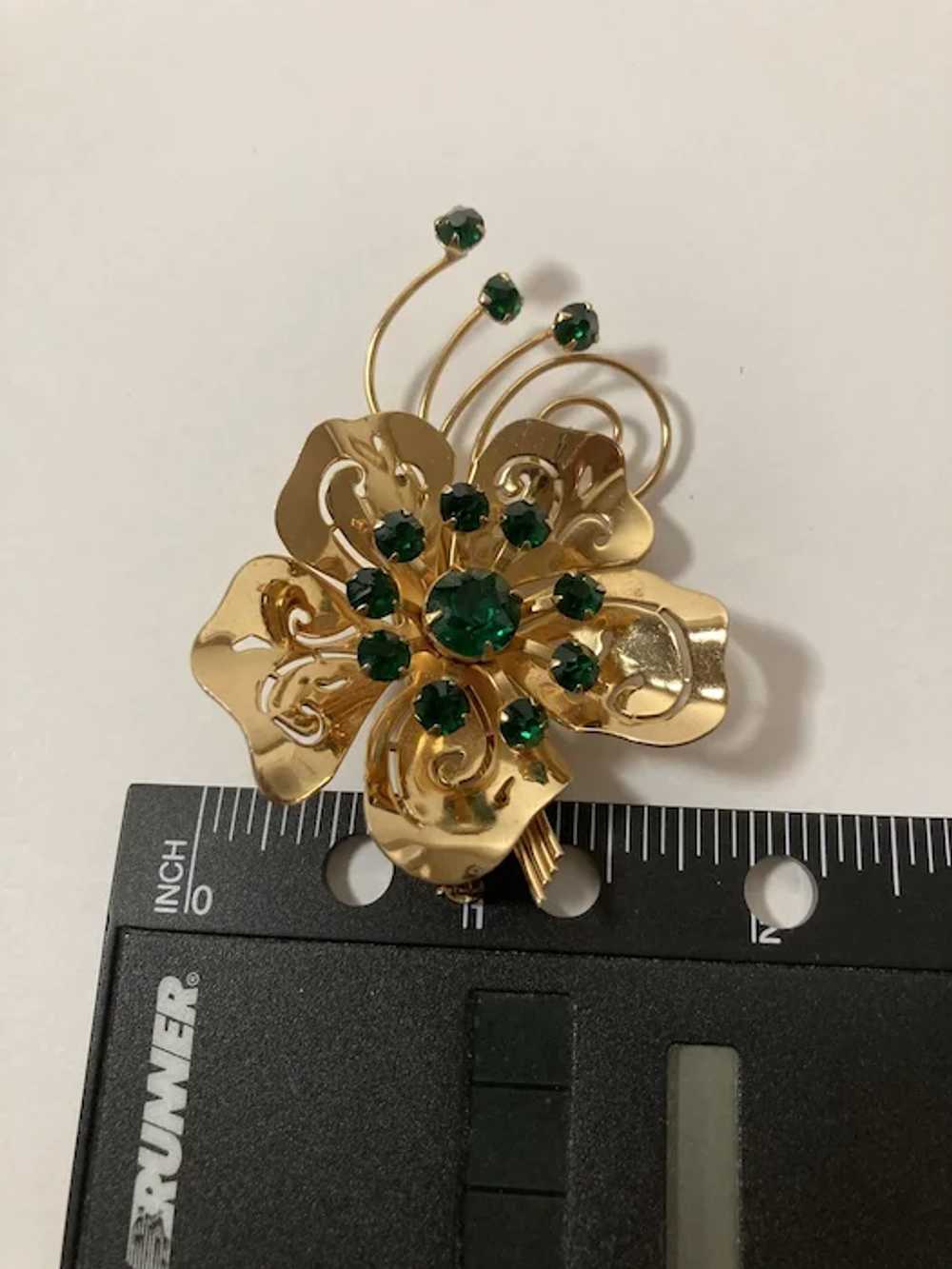 Fun 1950's Gold Tone Flower Pin with Emerald Gree… - image 2