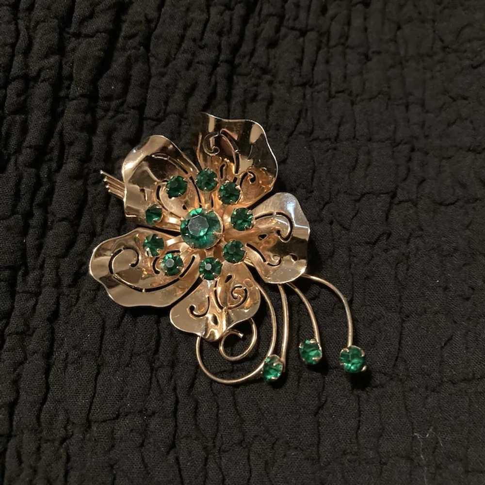 Fun 1950's Gold Tone Flower Pin with Emerald Gree… - image 3