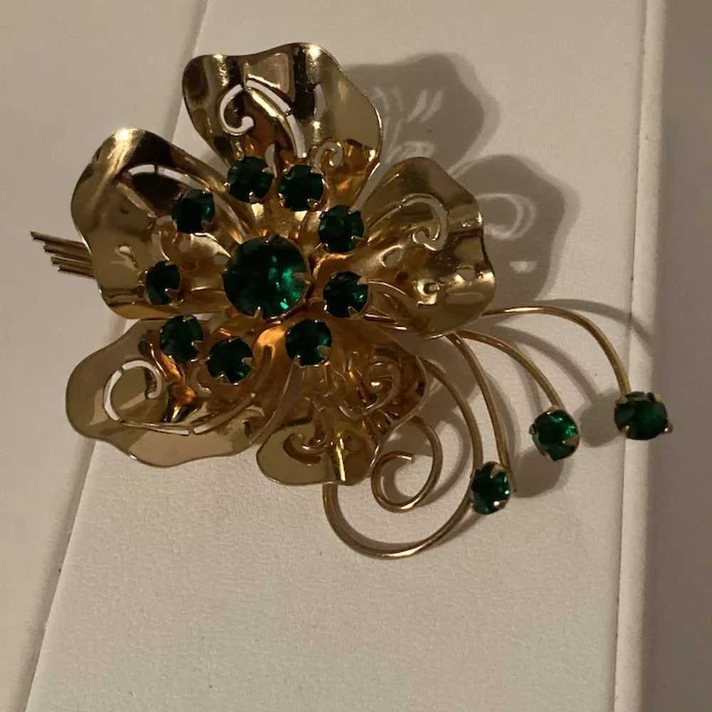 Fun 1950's Gold Tone Flower Pin with Emerald Gree… - image 4