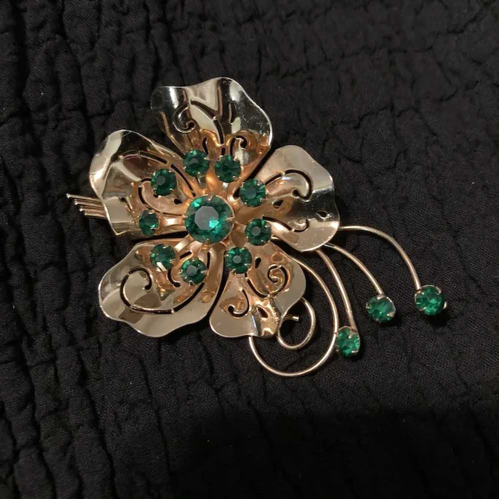 Fun 1950's Gold Tone Flower Pin with Emerald Gree… - image 6