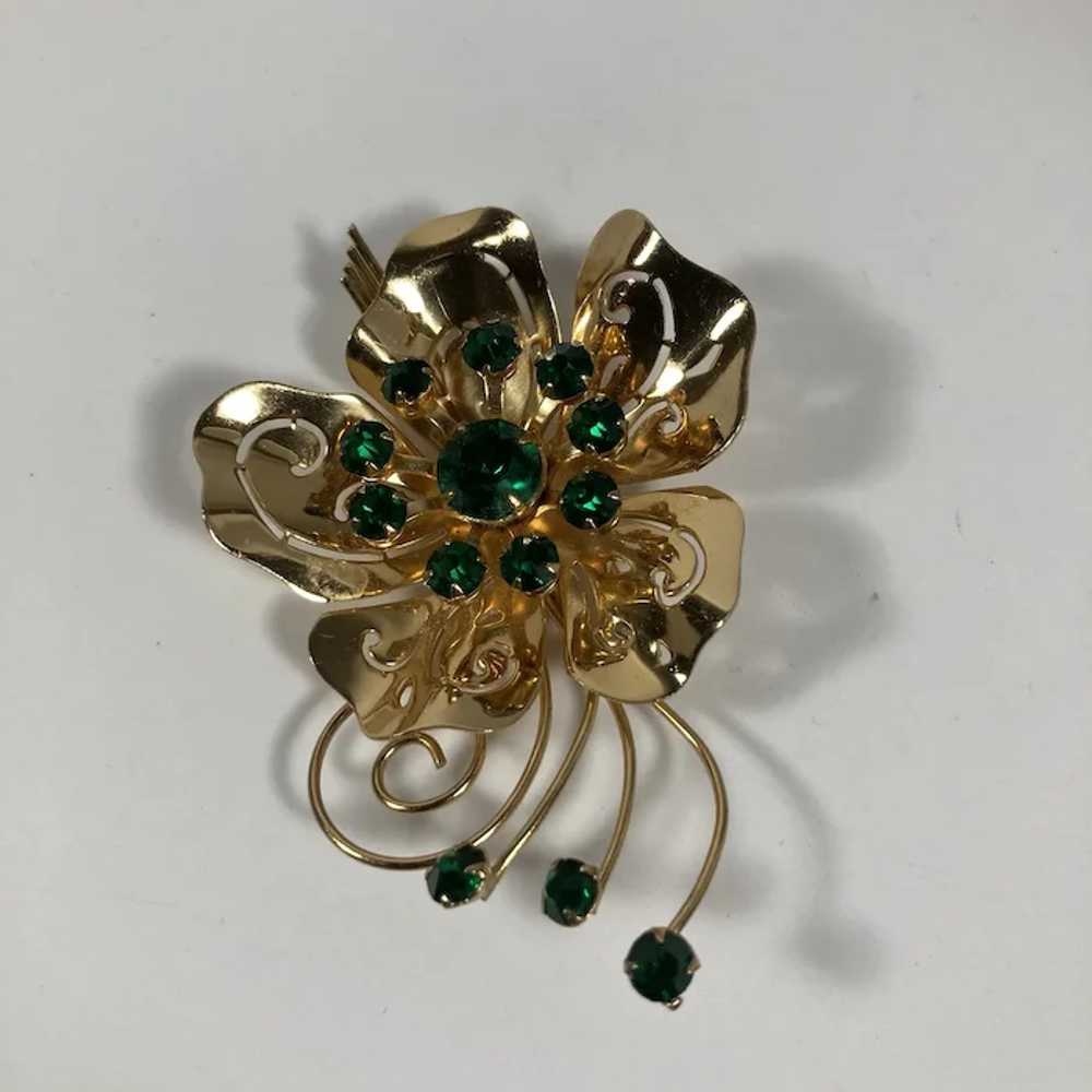 Fun 1950's Gold Tone Flower Pin with Emerald Gree… - image 7