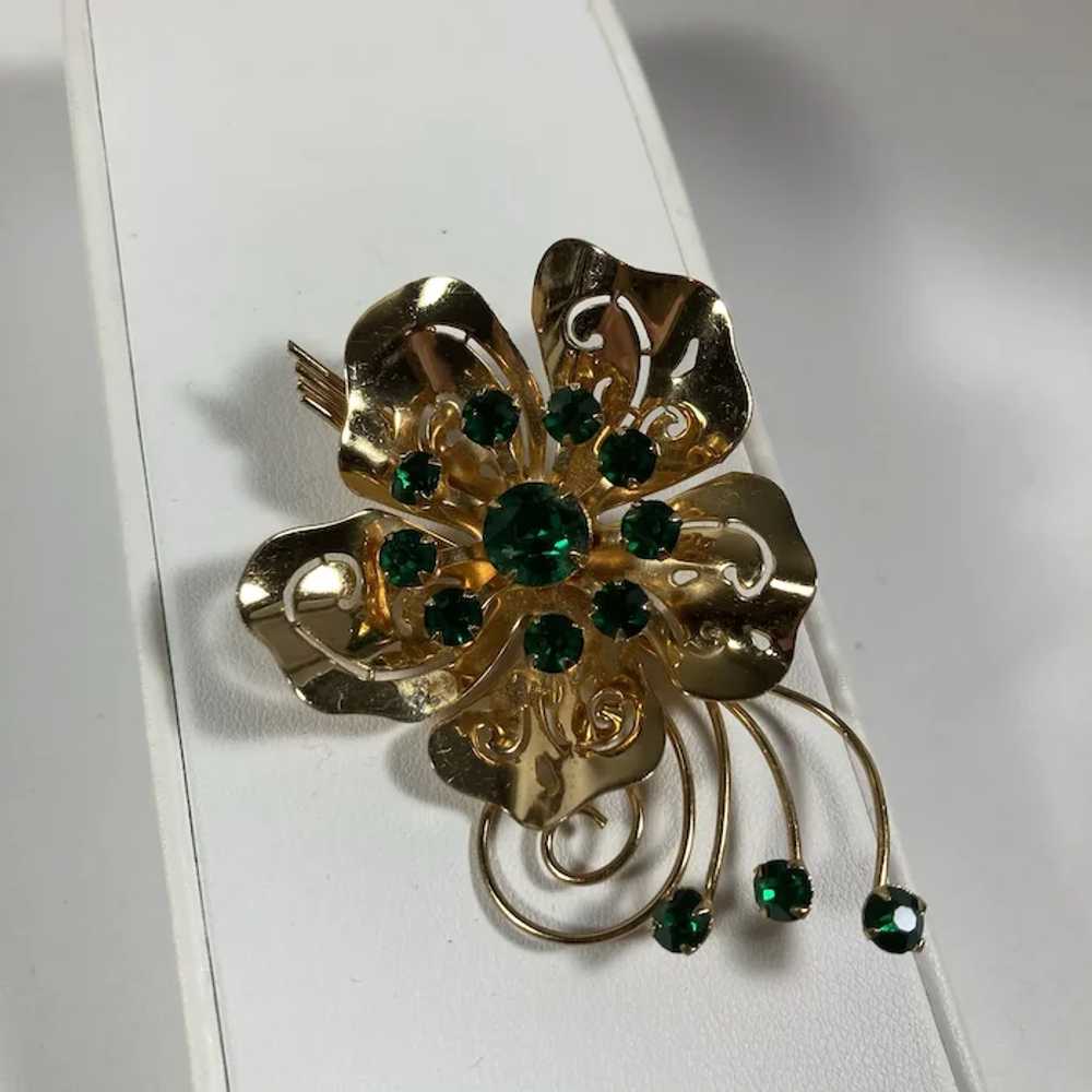 Fun 1950's Gold Tone Flower Pin with Emerald Gree… - image 8