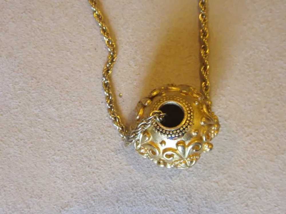 Vintage Gold Tone Elegant Pendant - image 2