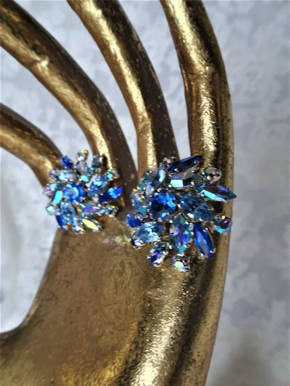 GLAMOROUS Vintage 50s SHERMAN Glass Earrings, Swa… - image 2