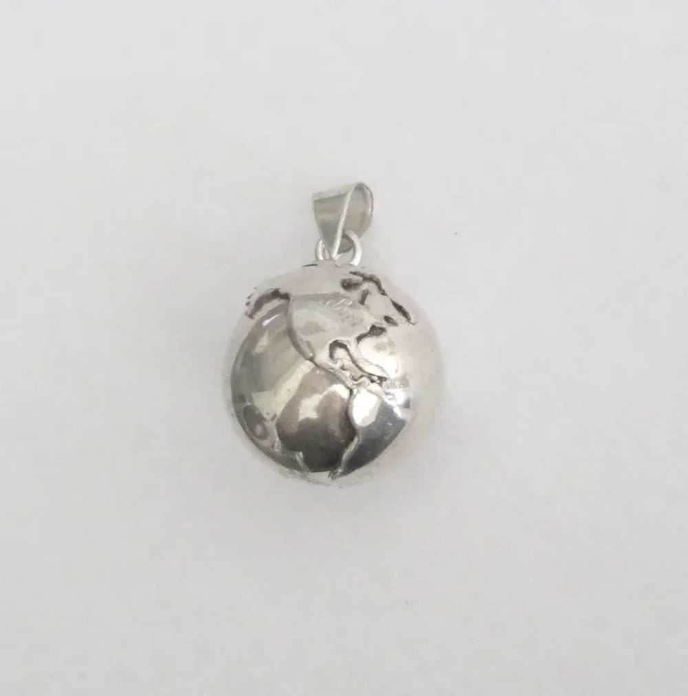 Silver on sale globe pendant