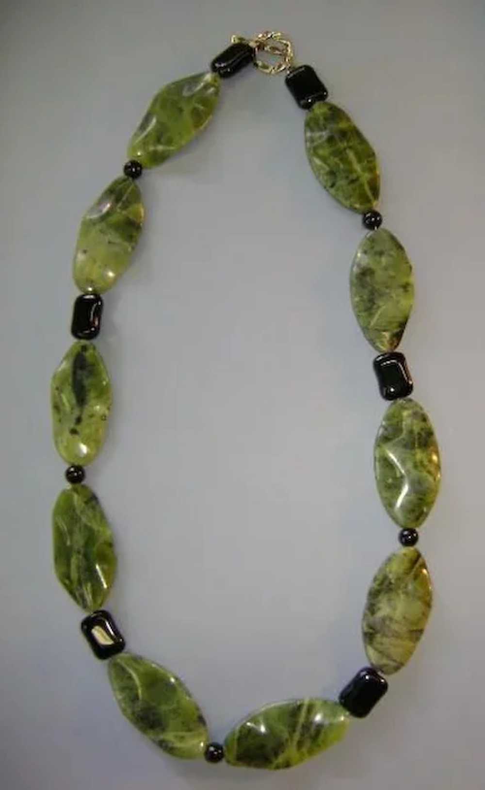 VINTAGE Jade-like and Onyx Necklace 21 inches  Ve… - image 1