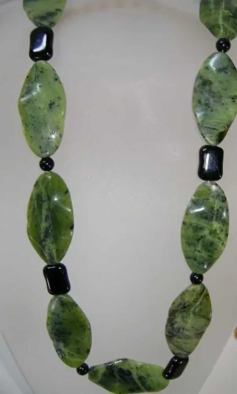 VINTAGE Jade-like and Onyx Necklace 21 inches  Ve… - image 2