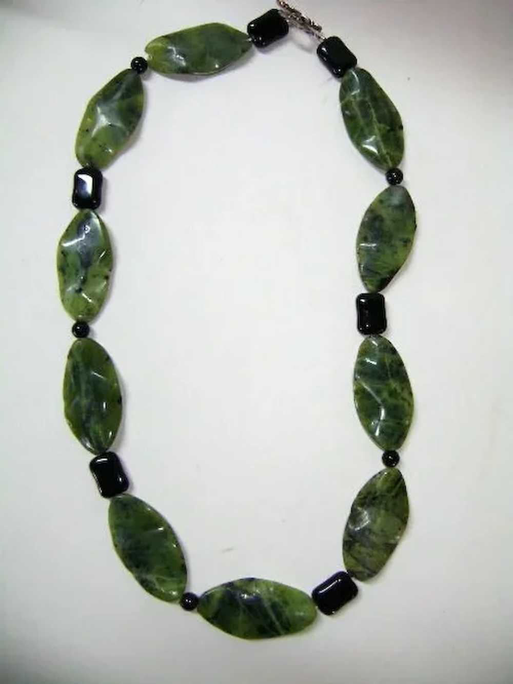 VINTAGE Jade-like and Onyx Necklace 21 inches  Ve… - image 4