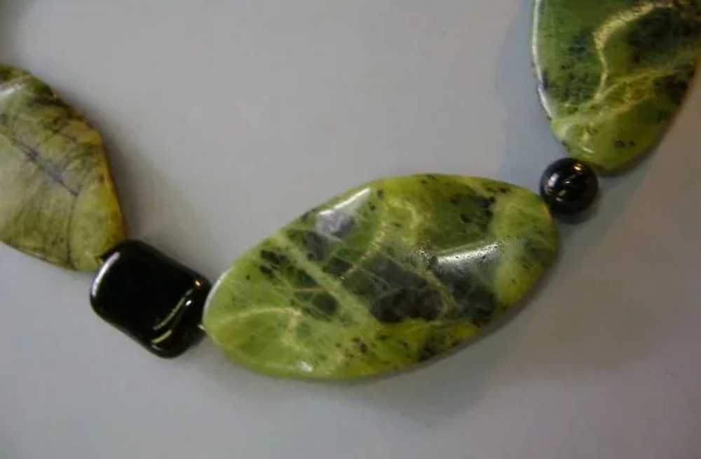 VINTAGE Jade-like and Onyx Necklace 21 inches  Ve… - image 5