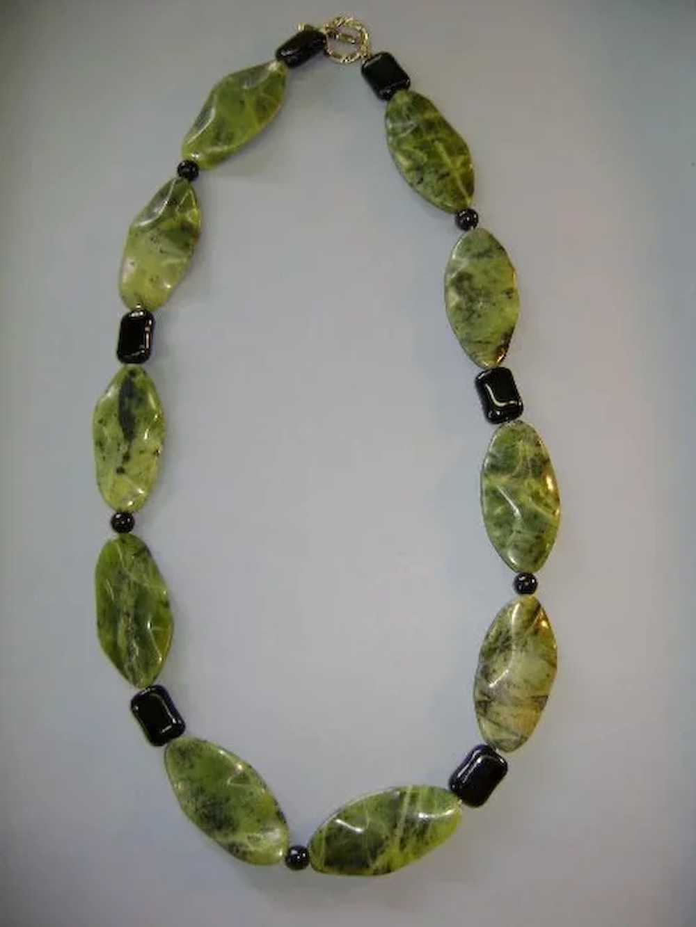VINTAGE Jade-like and Onyx Necklace 21 inches  Ve… - image 6
